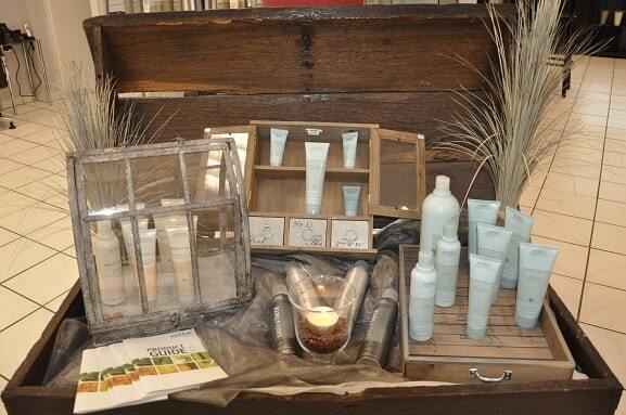 Naturkosmetik-Produkte in dekorativer Holzkiste, stilvoll präsentiert im Salon.